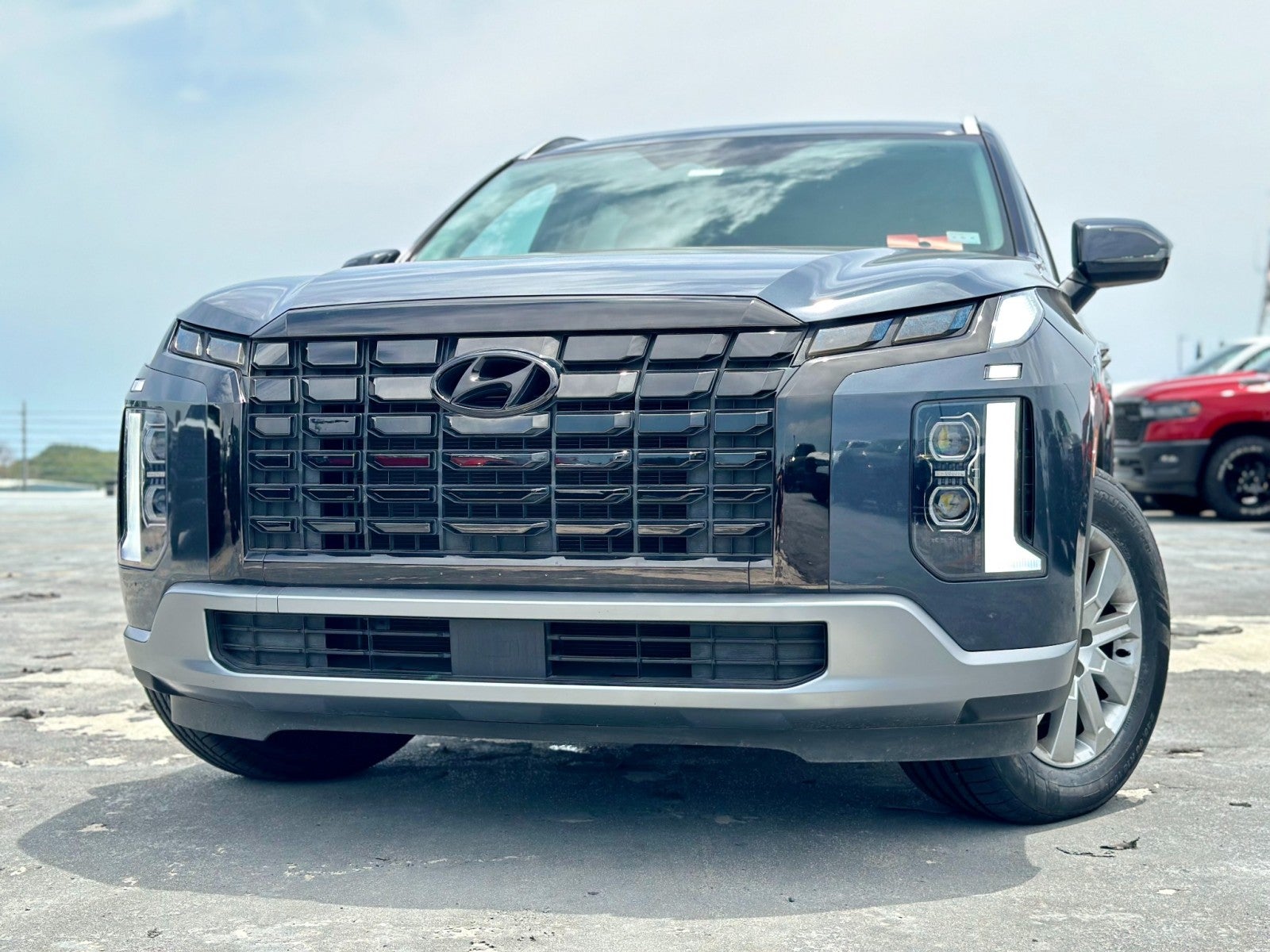 2024 Hyundai Palisade SEL 8P in Gray — front three-quarter view
